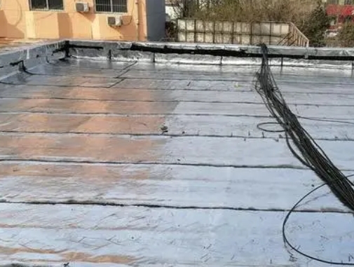 临猗卫生间漏水维修公司分享下临猗屋面楼顶防水刚性防水层施工要点。